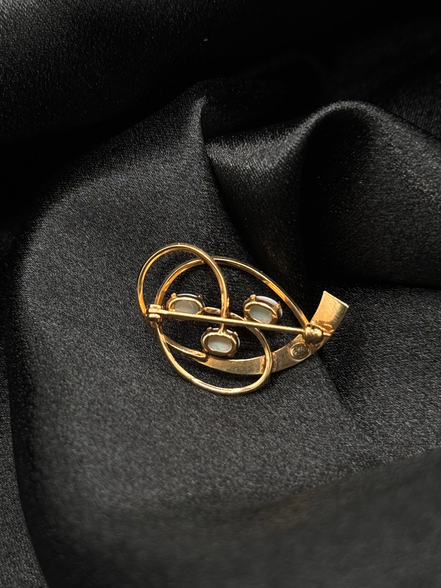 Dewdrop Waltz Brooch