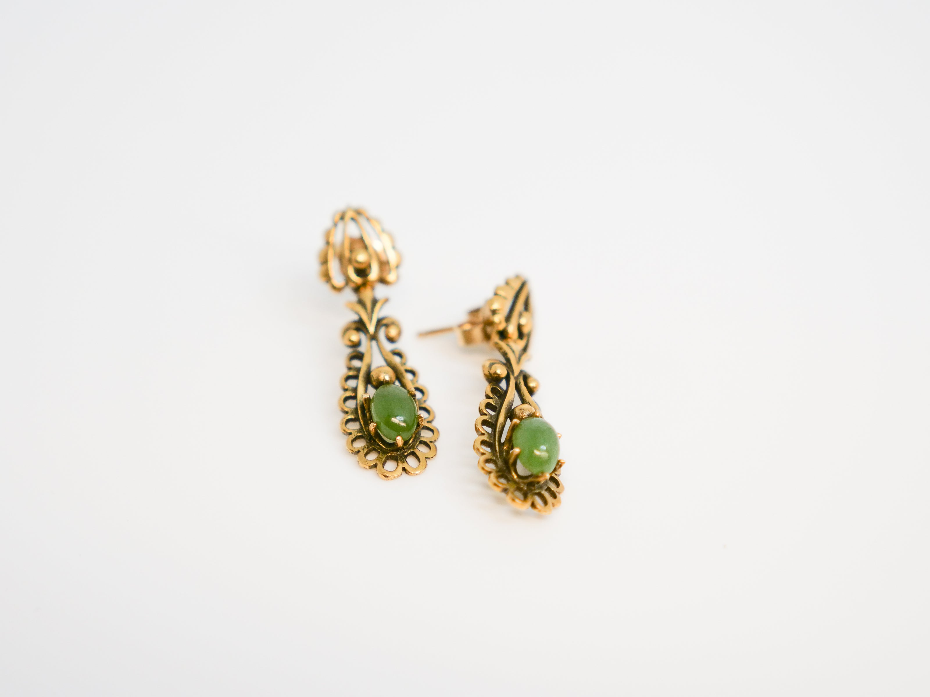 Nephrite jade cabochon set in ornate vintage gold filigree